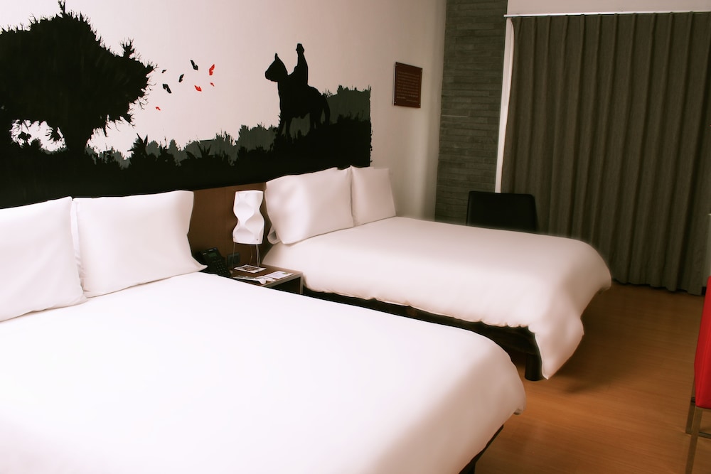 Standard Twin Room, 2 Double Beds - Photo 5