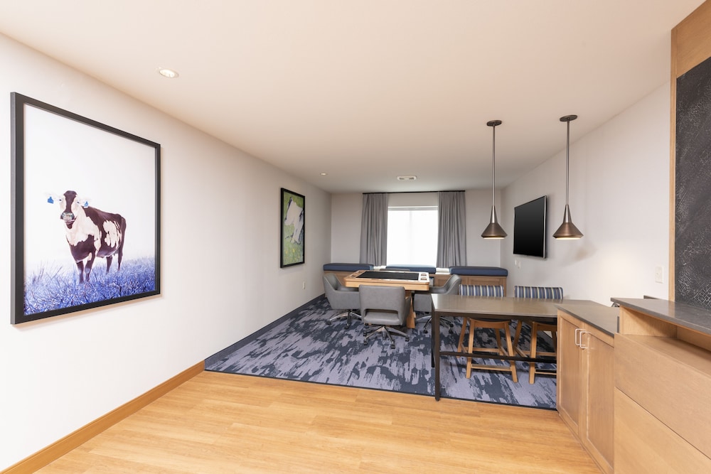 Suite, 1 King Bed - Photo 2