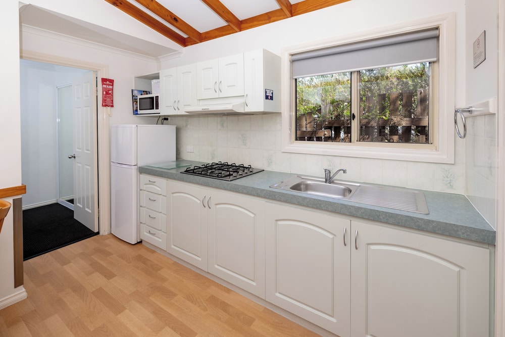 Basic Cabin, 2 Bedrooms, Kitchenette, Garden View (Ensuite Cabin) photo 3