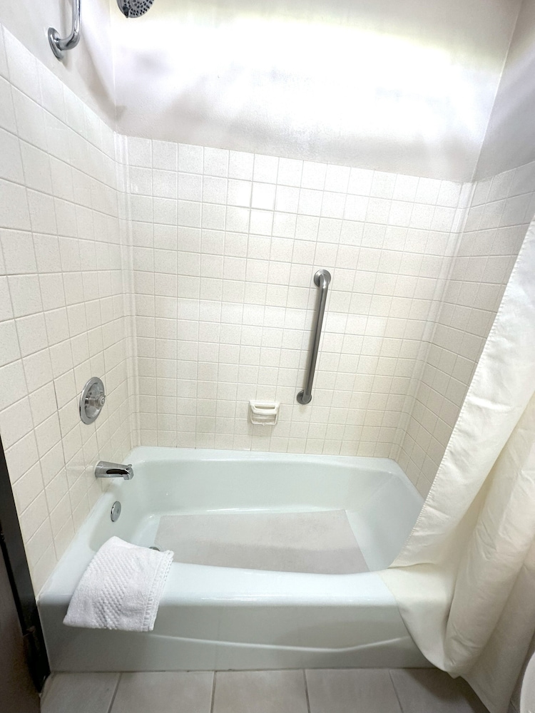 Standard Room, 1 Queen Bed, Non Smoking, Pets Allowed - Photo 19