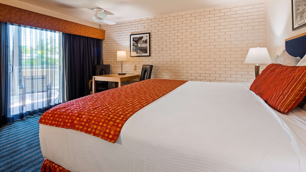 Standard Room, 1 King Bed, Balcony, Pool View photo 2