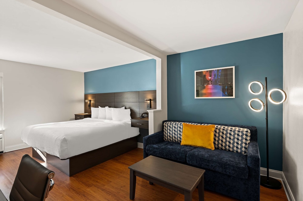 Junior Suite, 1 King Bed, Non Smoking (with Sofabed) - Photo 1