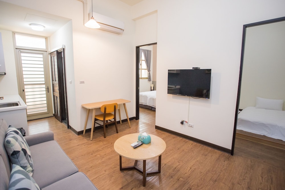 Deluxe Suite, 1 Bedroom Suite, 1 King Bed, Balcony - Photo 11