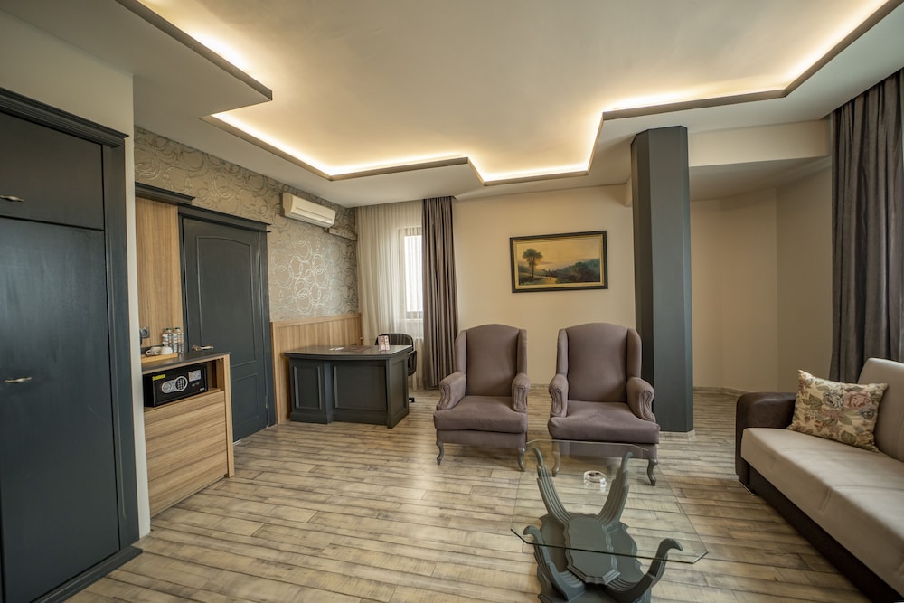Deluxe Suite, 1 Queen Bed, Sea View, Sea Facing photo 2