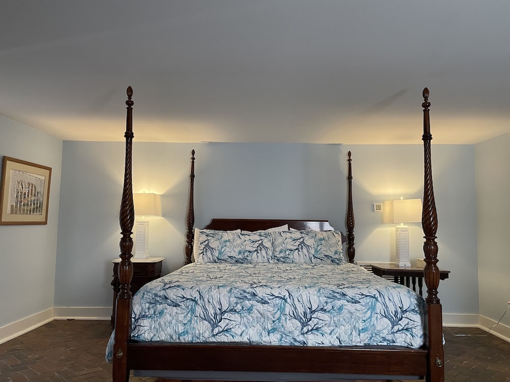 Room, 1 King Bed (401), Stairs Required
