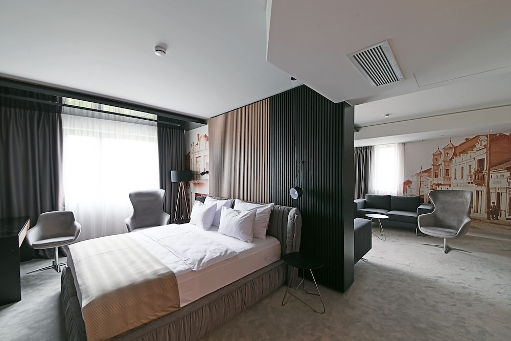 Suite - Photo 1