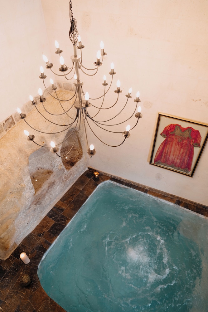 Imperial Pool Suite - Photo 3