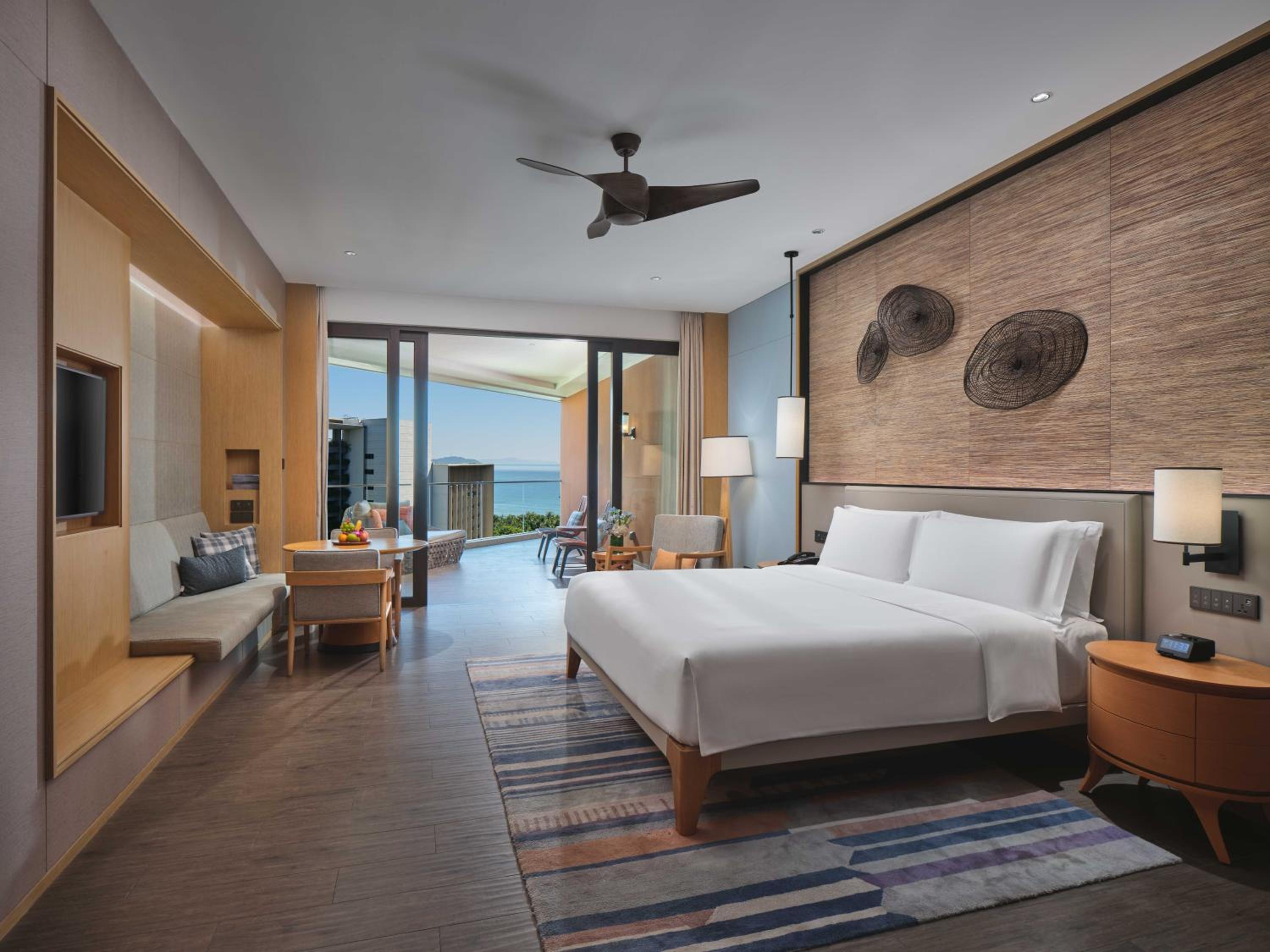 Deluxe Ocean View Room - Lunch Universal Voucher (Choose 1 of 3: Chinese lunch Set / Kids Restaurant Chinese / Western Family Set)+Dinner Universal Voucher (Choose 1 of 4: Tomahawk Steak / Lobster Family Set / Buffet dinner/  Zubingcu Seafood Hot Pot set)