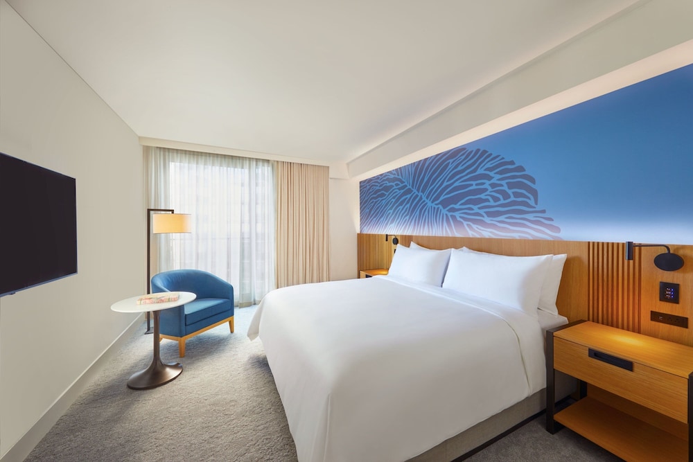 Room, 1 King Bed, Partial Ocean View - Photo 1