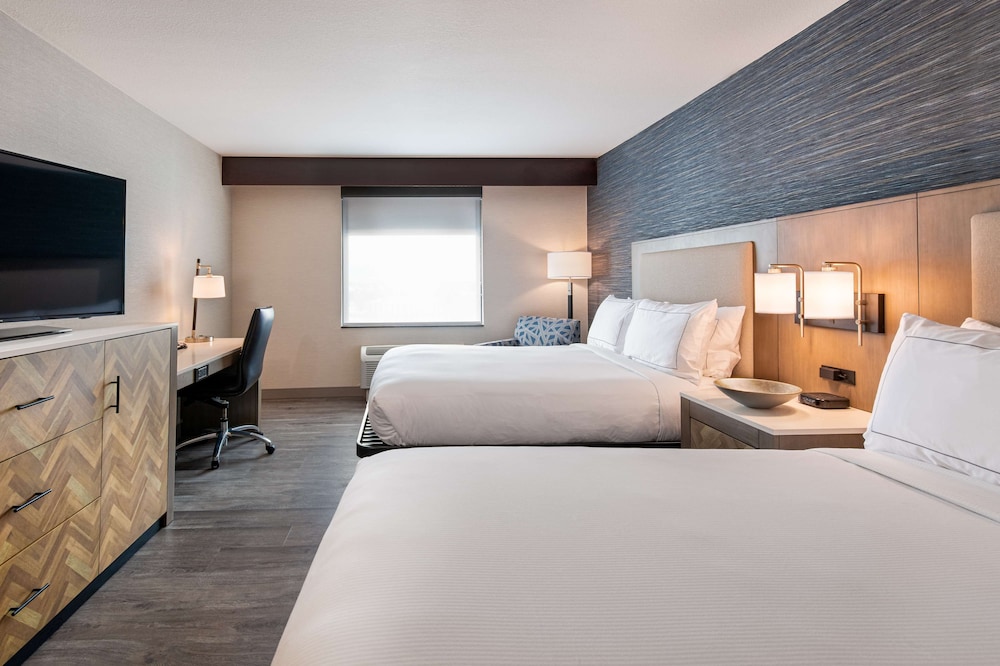 Room, 2 Queen Beds, Accessible (Mobility & Hearing, Roll-in Shower) photo 3