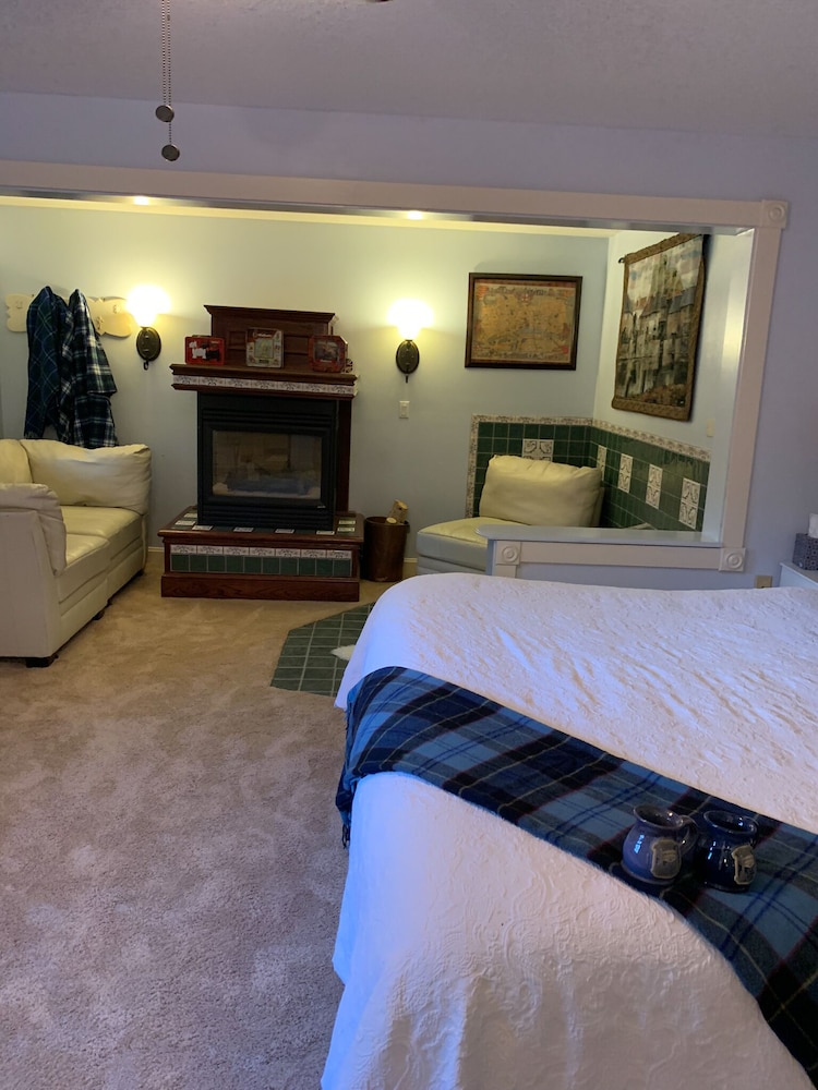 Superior Room, 1 King Bed, Fireplace (Scottish Suite) photo 3