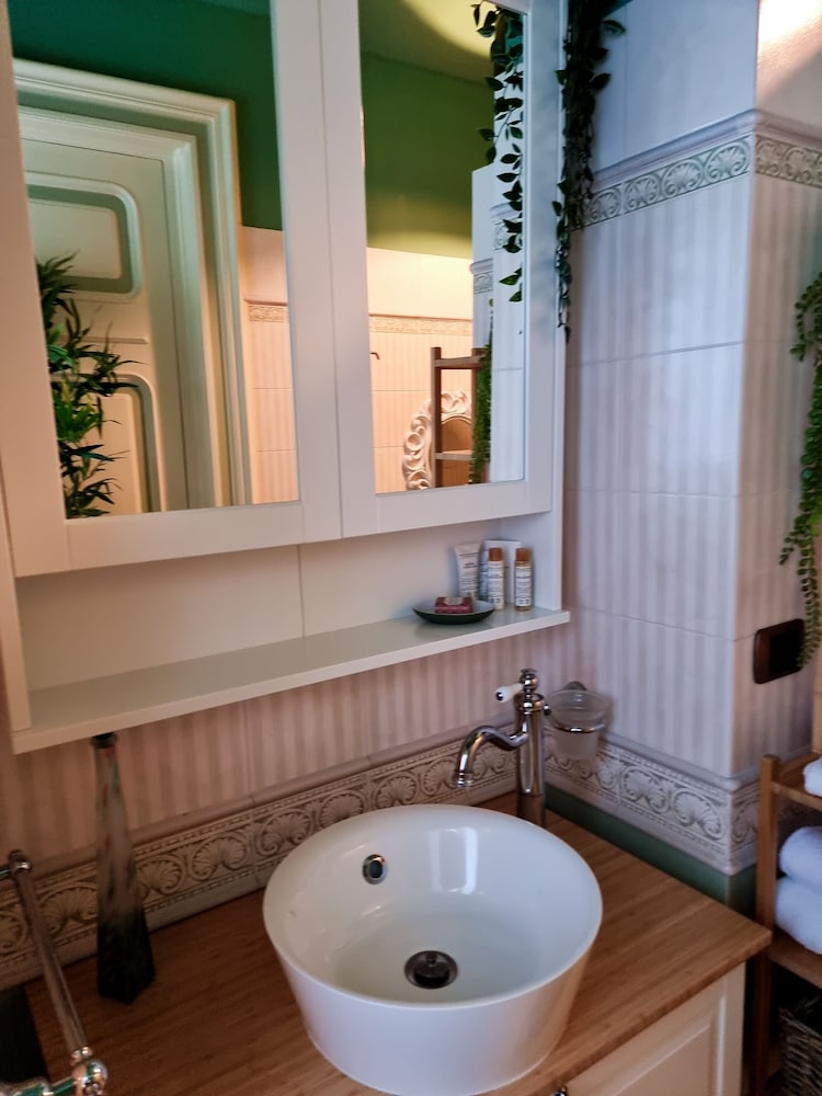 Romantic Suite, Multiple Bedrooms, Jetted Tub, Courtyard Area photo 2