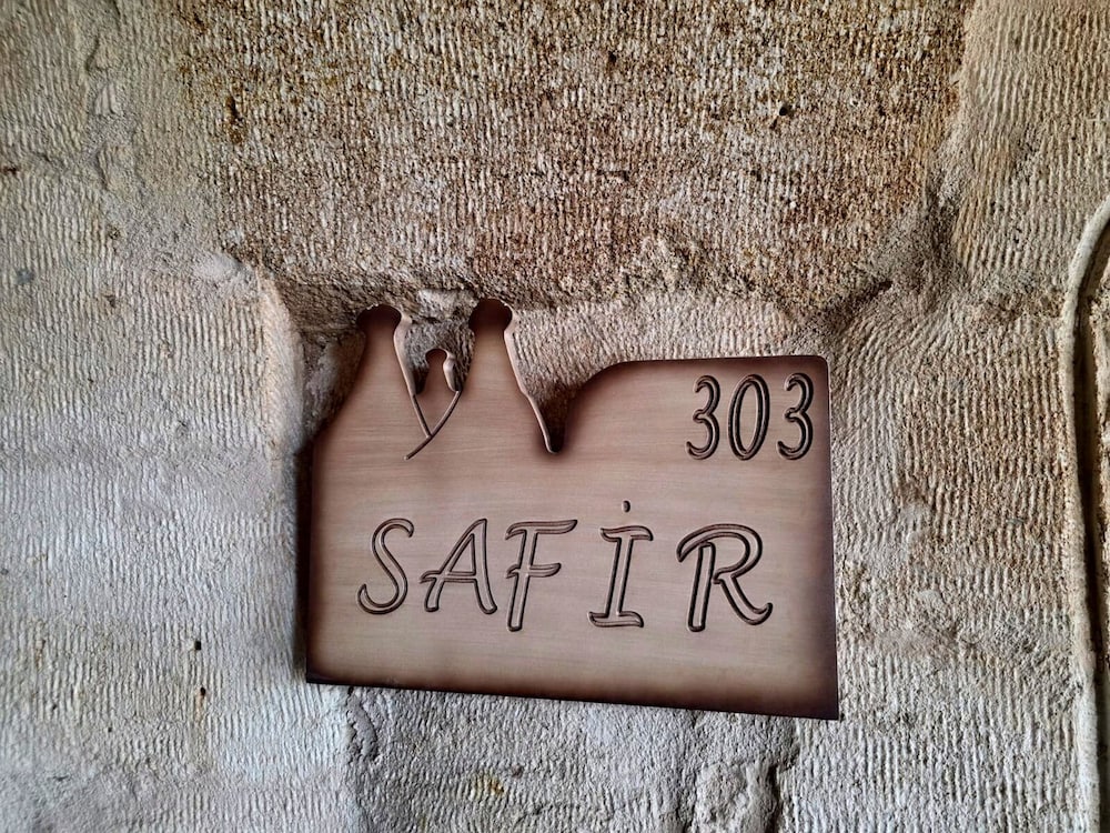 Safir Cave Room
