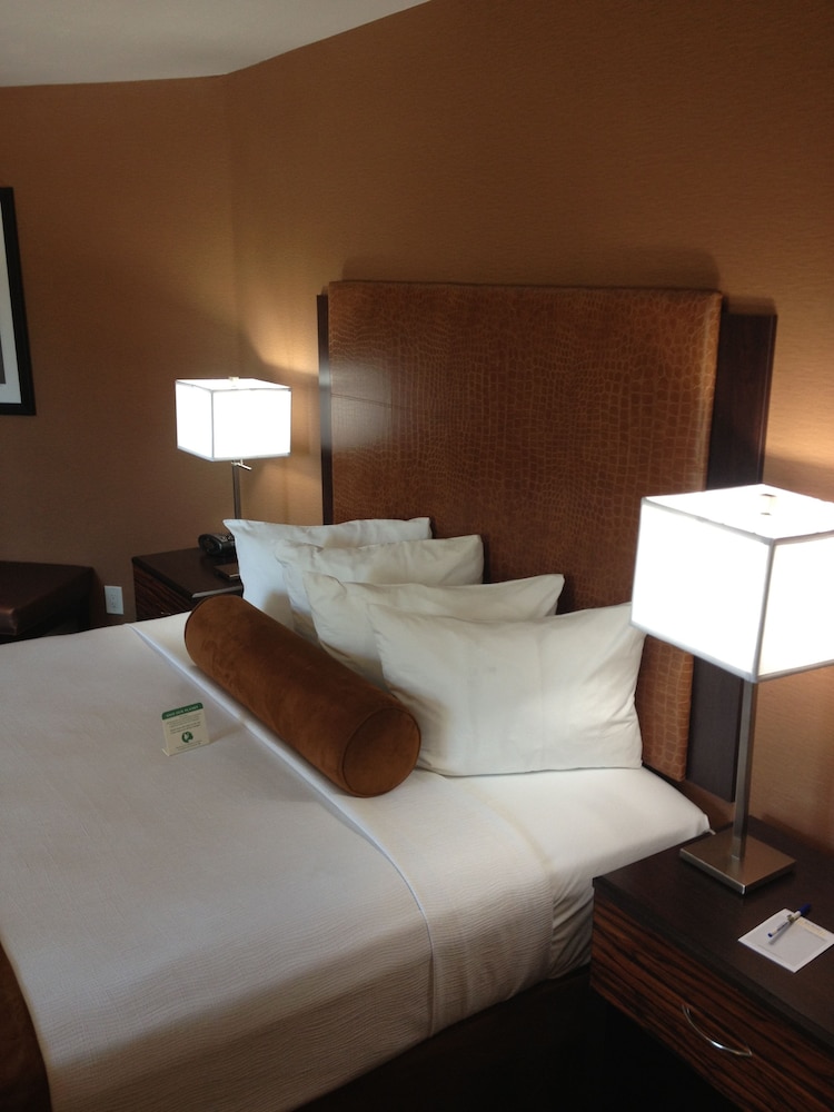 Suite, 1 Double Bed, Accessible, Bathtub (With Sofabed) - Photo 2