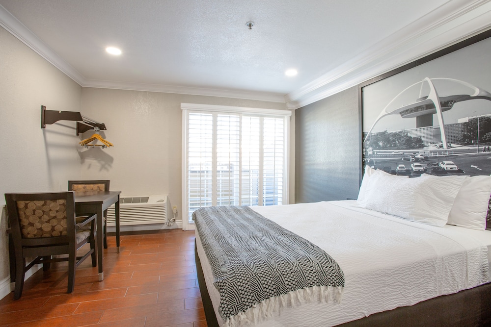 Deluxe King Bed with Balcony photo 1