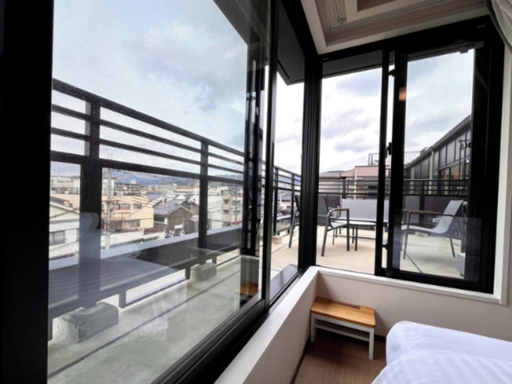 Family Premier with Roof Balcony (Up to 5 Guests) - Photo 11