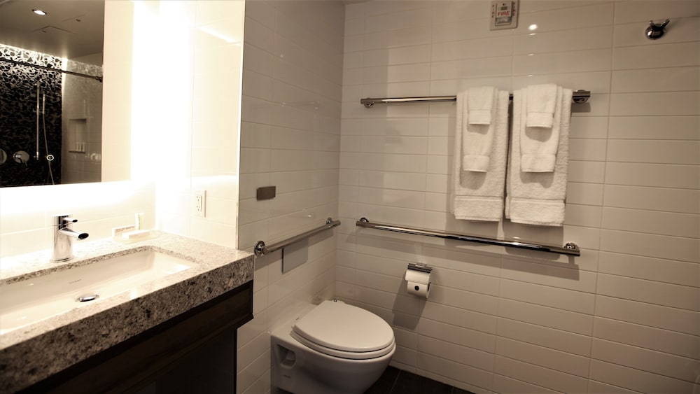 Superior Room, 1 Queen Bed, Mobility Accessible thumbnail 6