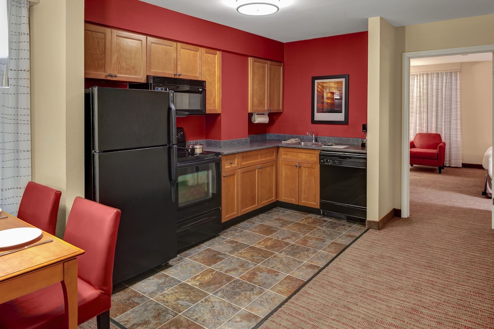Suite, 2 Bedrooms - Photo 3