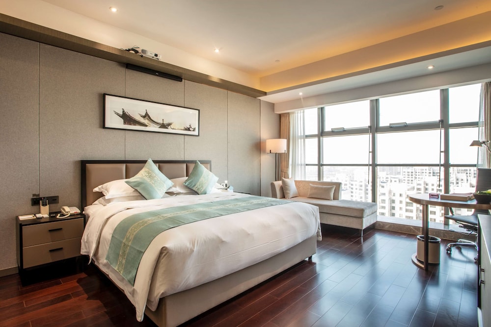 Deluxe Room, 1 King Bed (Projector) photo 2