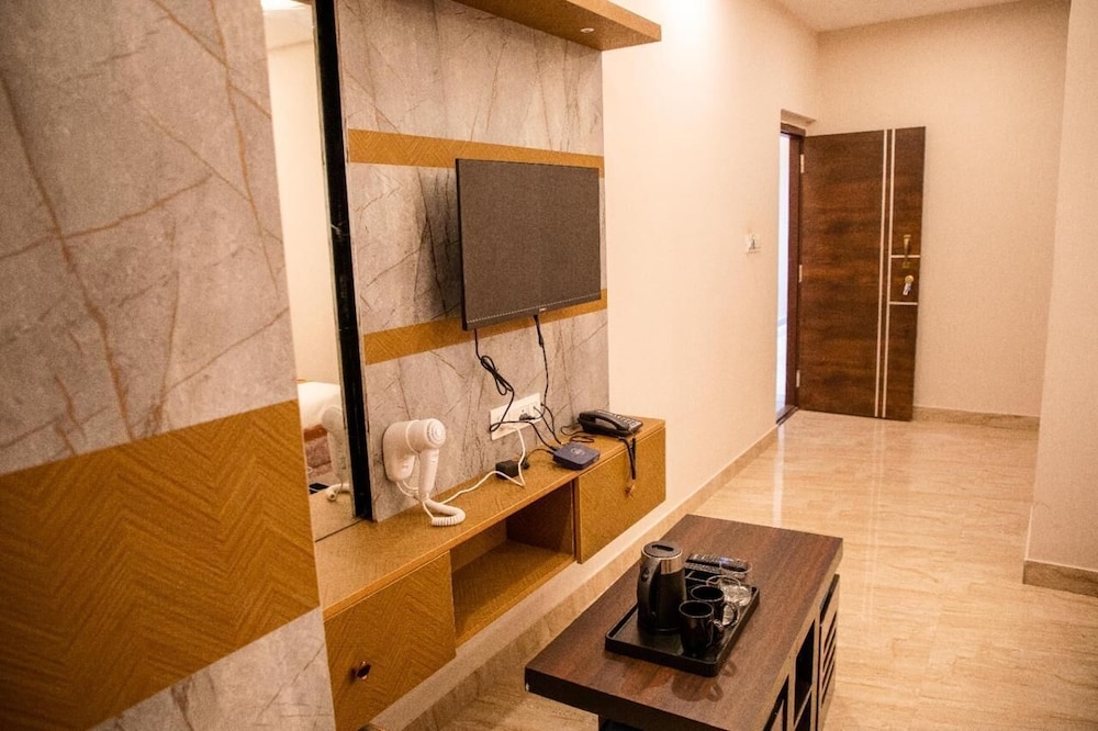 Deluxe Double Room, City View photo 3