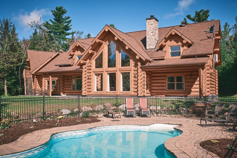 Executive Plus 44 - Majestic log Chalet With hot tub Sauna Heated Pool and Close to Activities, Kuva 10