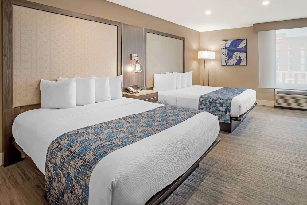Suite, 2 Queen Beds, Non Smoking, Refrigerator & Microwave (with Sofabed) - Photo 2