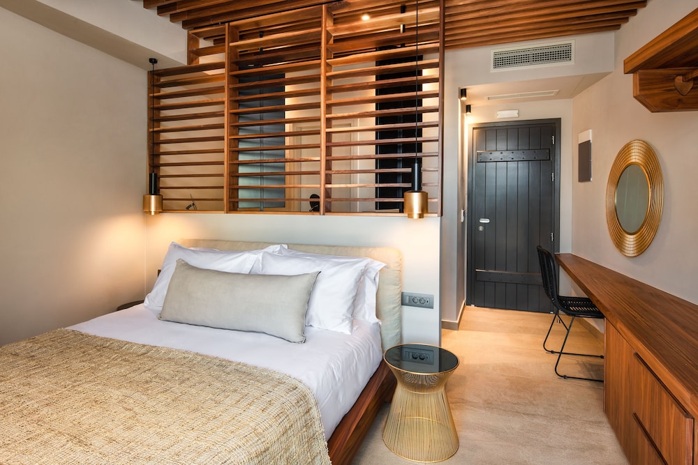 Superior Room By The Pool - Photo 1