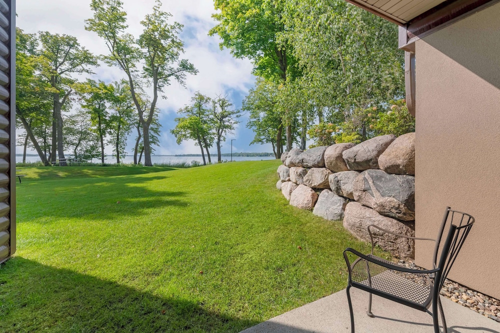 Standard Room, 2 Queen Beds, Accessible, Lakeside, photo 6