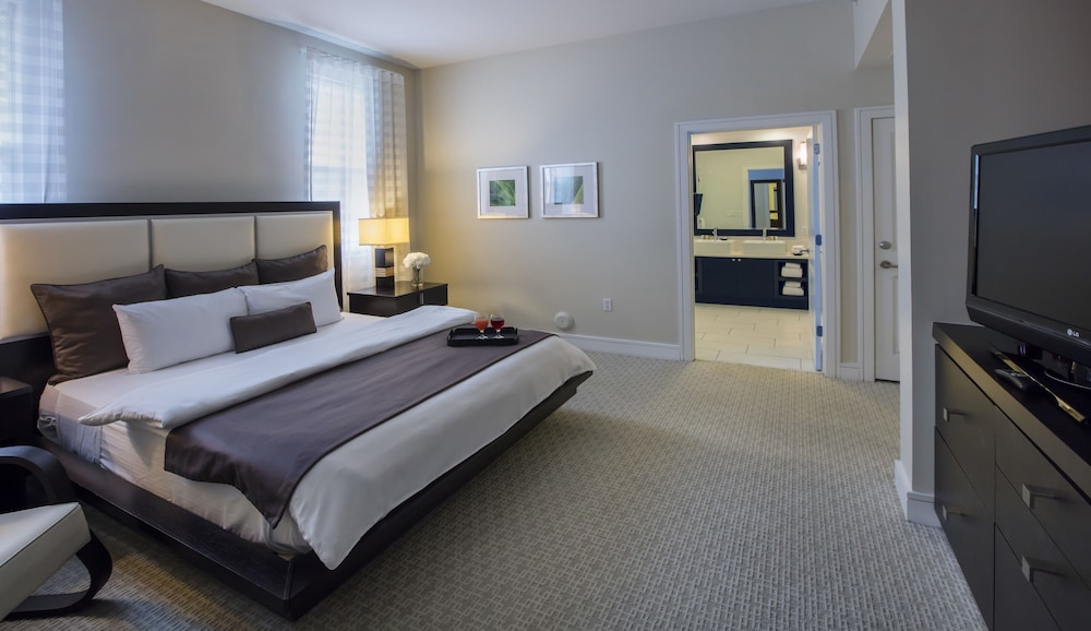 Deluxe Suite, Multiple Beds, Kitchen (Deluxe One Bedroom Double Suite) - Photo 1
