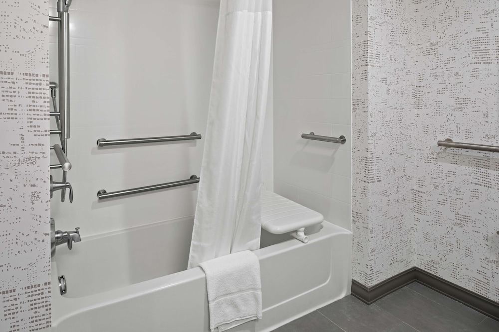 Room, 1 King Bed, Accessible, Bathtub photo 2