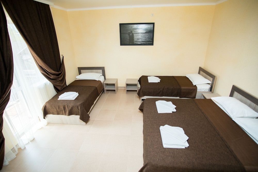 Comfort Quadruple Room, Courtyard View photo 1
