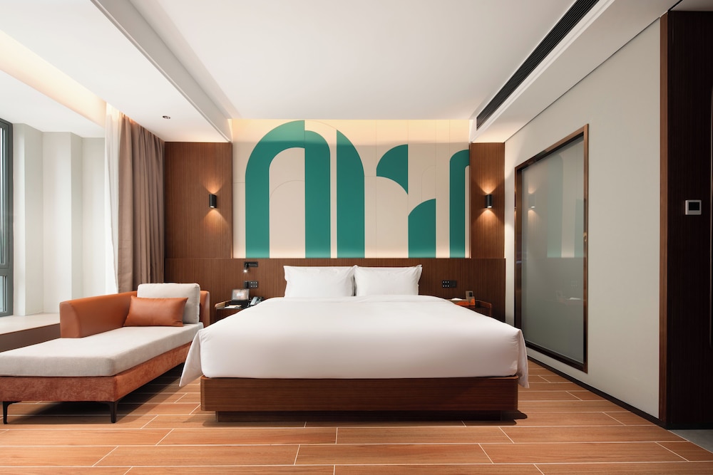 Grand Double Room, 1 King Bed, City View photo 2