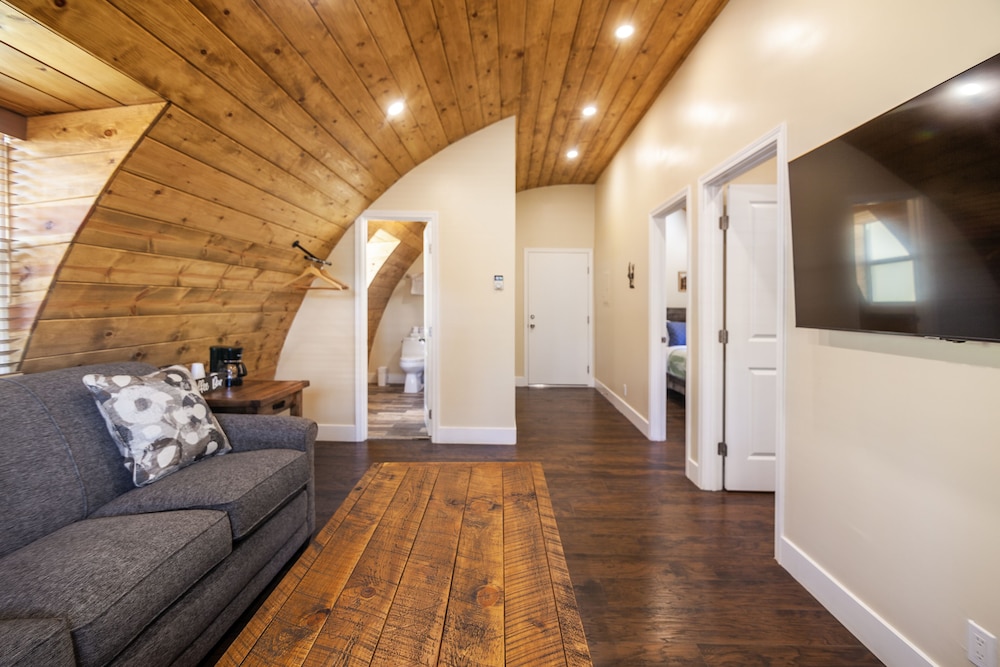 2 Bedroom Cabin With Sofa Bed