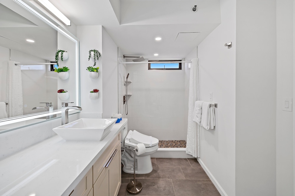 Premium Remodeled Condo with Ocean View and Parking: Premium Suite, 1 King Bed with Sofa bed, Air conditioning, Ocean View (0132) photo