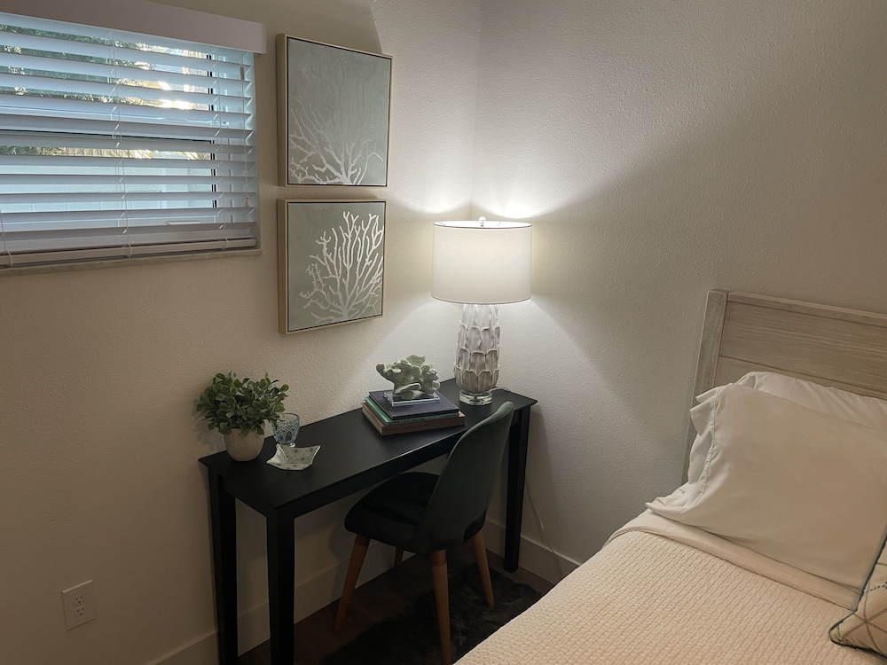 Downtown Deluxe 1 Bedroom 1 Bath Condo W/Sofa Bed Top Floor Non Smoking