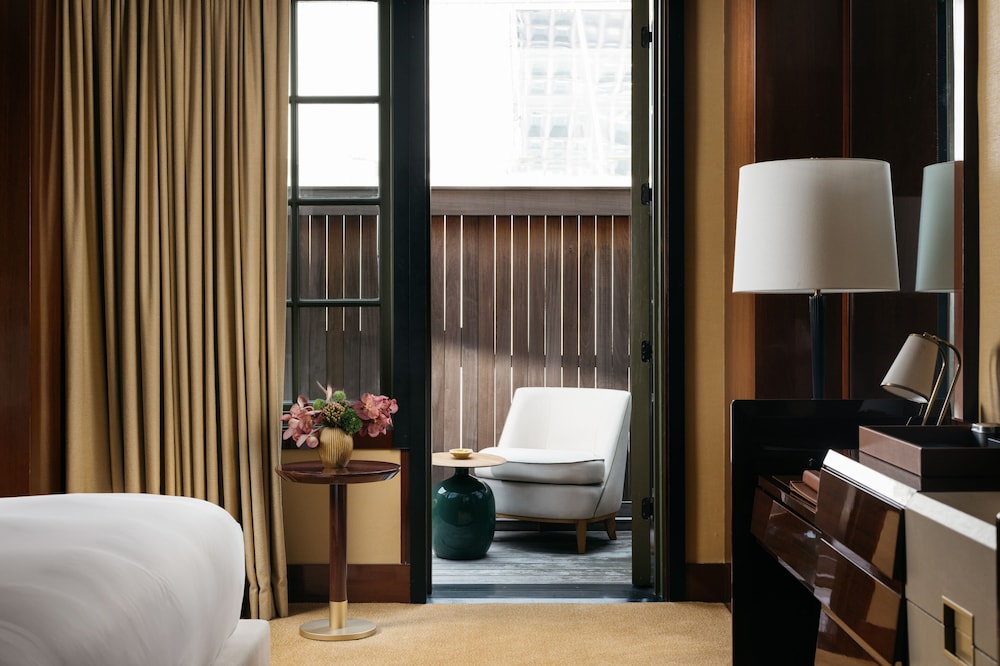 Premier Room, 1 King Bed, Patio