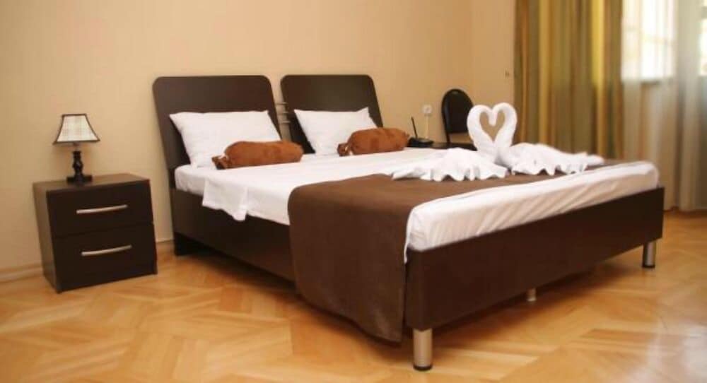 Basic Double Room, 1 King Bed, Refrigerator photo 3
