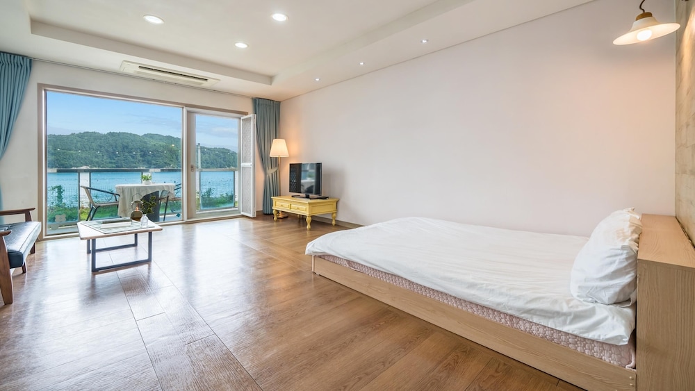 Basic Room, 1 Bedroom (101 (Oceanview)) - Photo 9