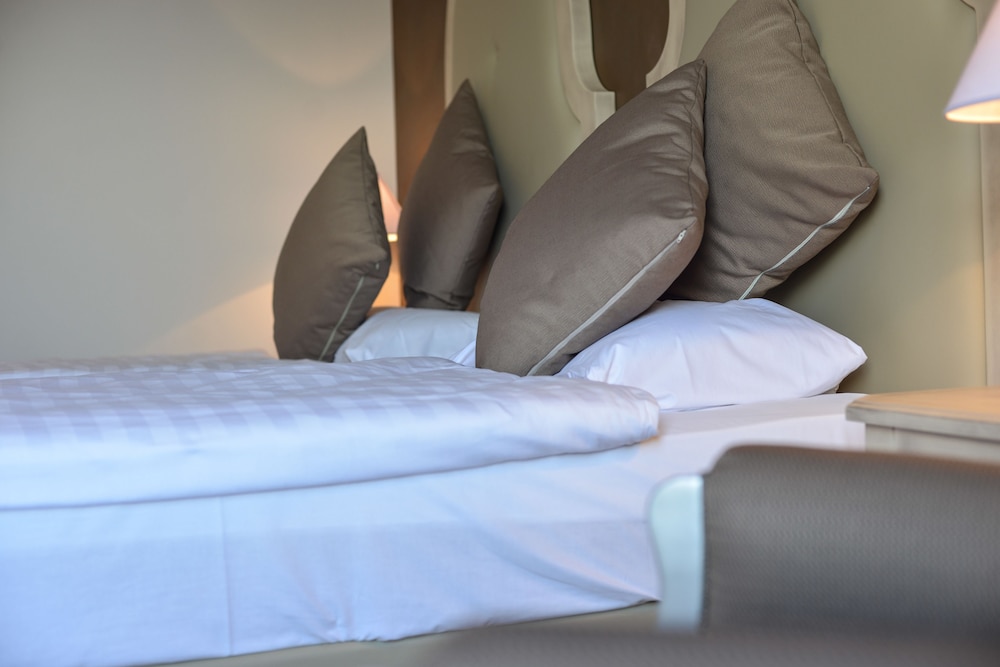 Premier Double Room, 1 Bedroom, Refrigerator, Lakeside photo 2
