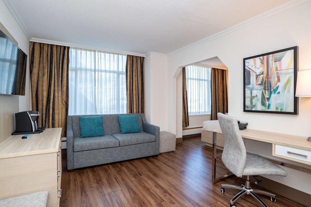 Executive Suite, 1 King Bed, Non Smoking, Refrigerator (With Sofabed) - Photo 1