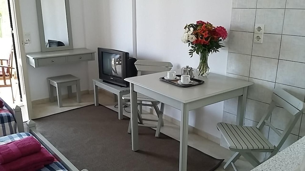 Premium Comfort Two-Bedrooms Apartment with balcony and pool view