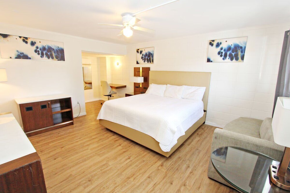 Room, 1 King Bed - Photo 2