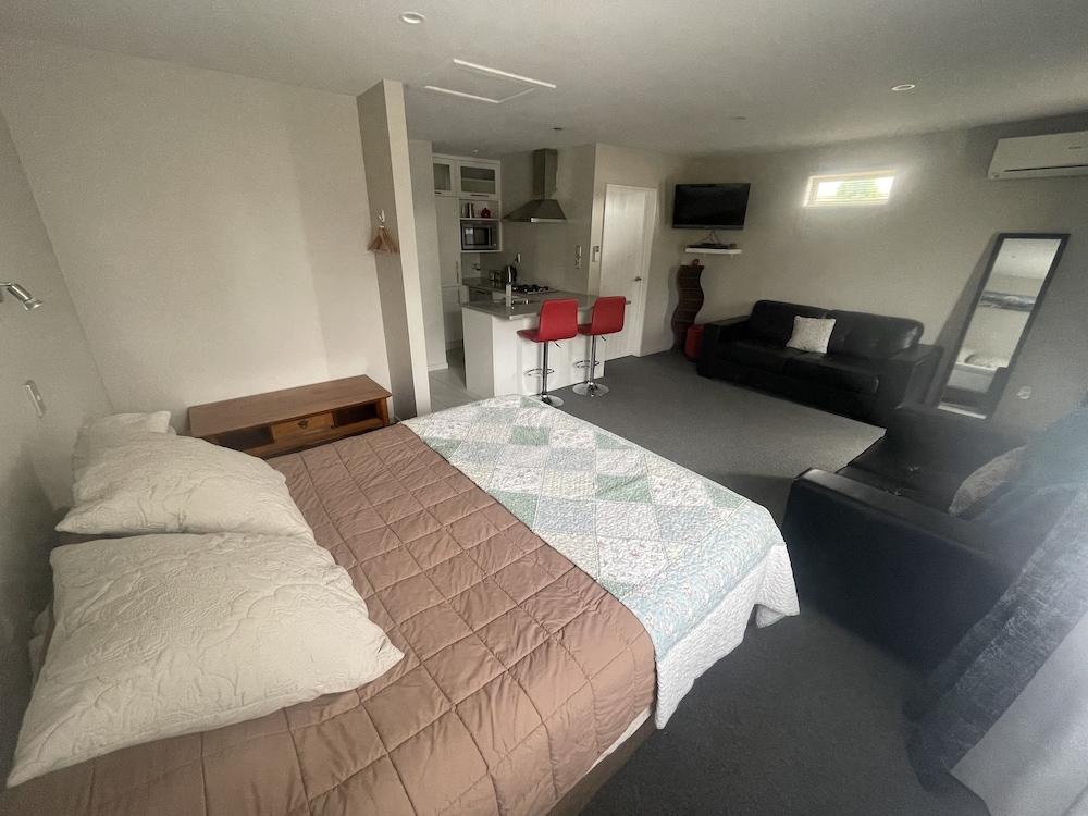 Standard Double Room, 1 King Bed photo 3