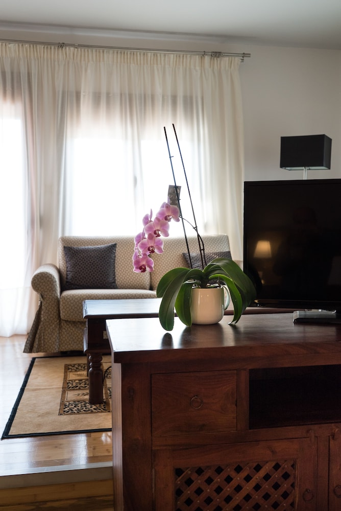 Romantic Suite, 1 Queen Bed with Sofa bed, Jetted Tub, Garden View photo 3