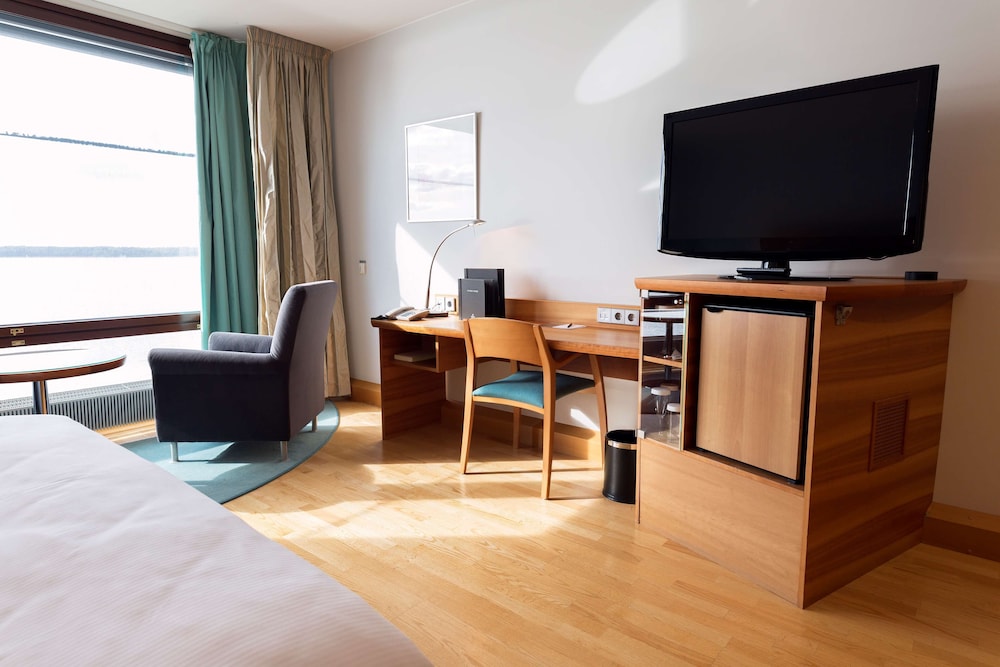 Deluxe Room, 1 King Bed, Sea View - Photo 1
