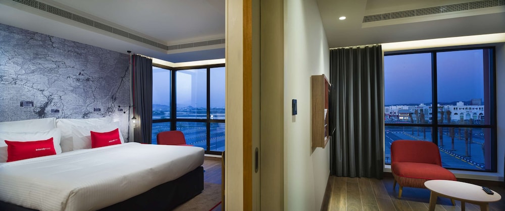 Executive Suite - Photo 2