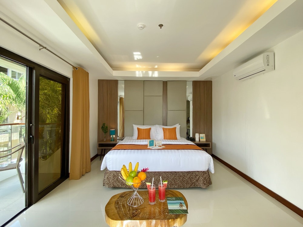 Deluxe Room, 1 King Bed photo 2