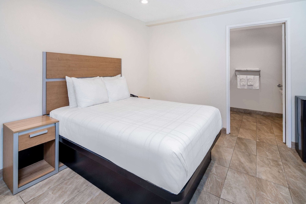 Room, 1 Queen Bed, Accessible, Non Smoking (Mobility, Bathtub w/Grab Bars) - Photo 3
