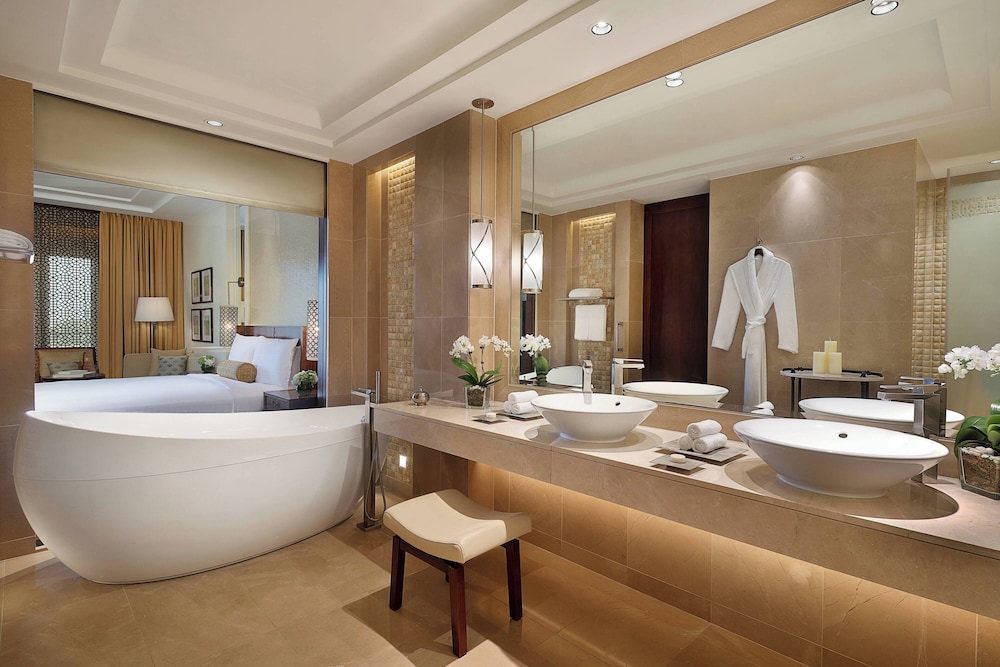 Club Room, 1 King Bed, Ocean View - Photo 5