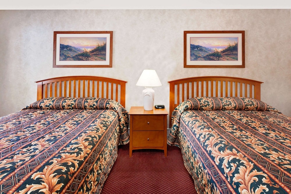 Room, 2 Queen Beds - Photo 3